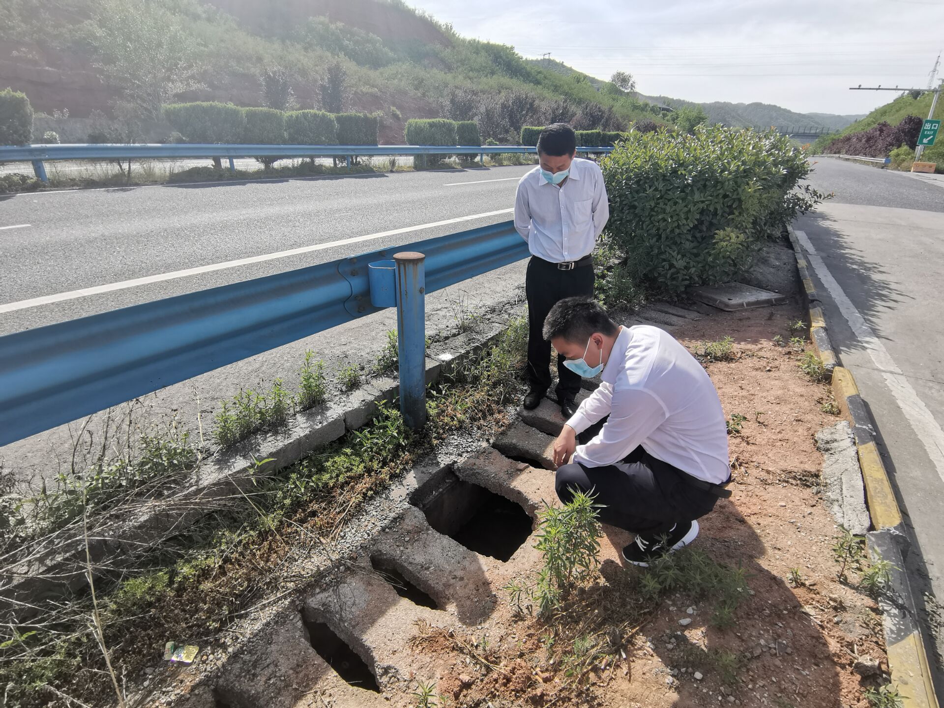 郧西服务区检查沟渠、边坡.jpg