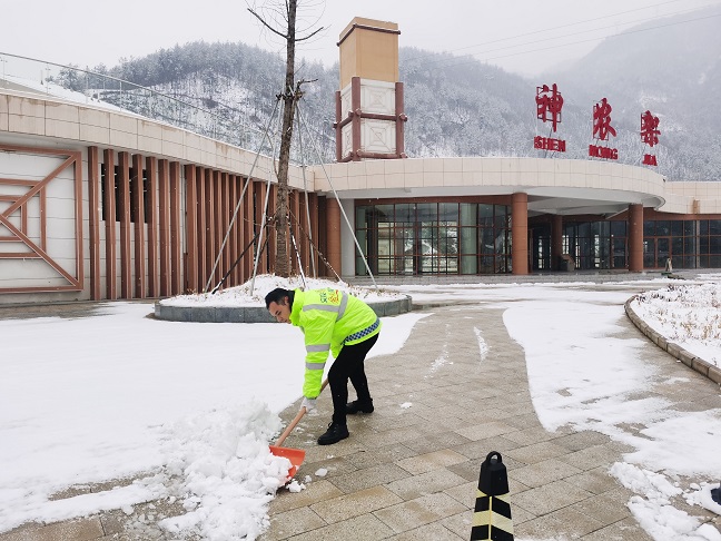 神龙架服务区现场办清除广场积雪.jpg