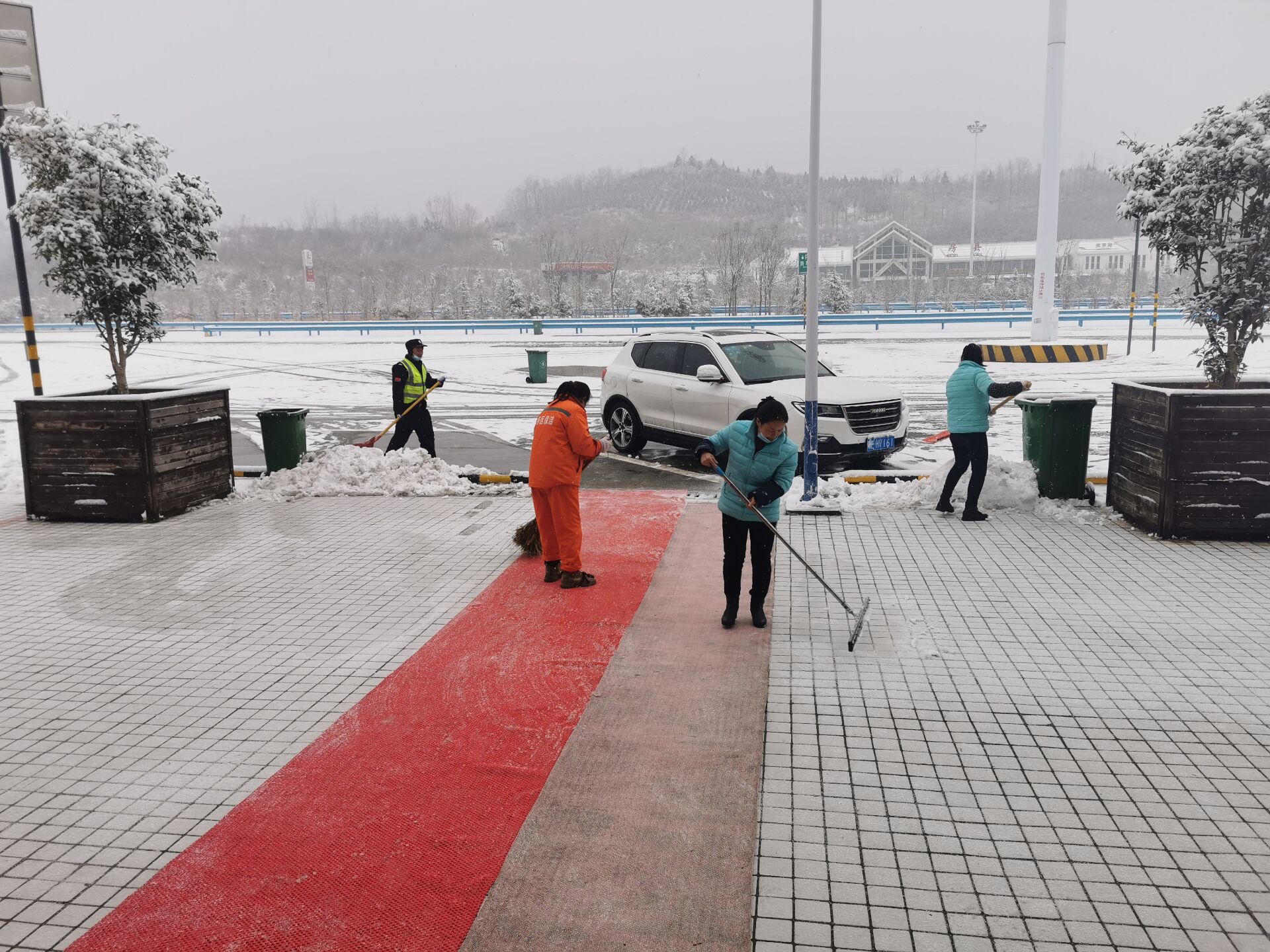 房县服务区铺设防滑地垫，清扫广场积雪.jpg