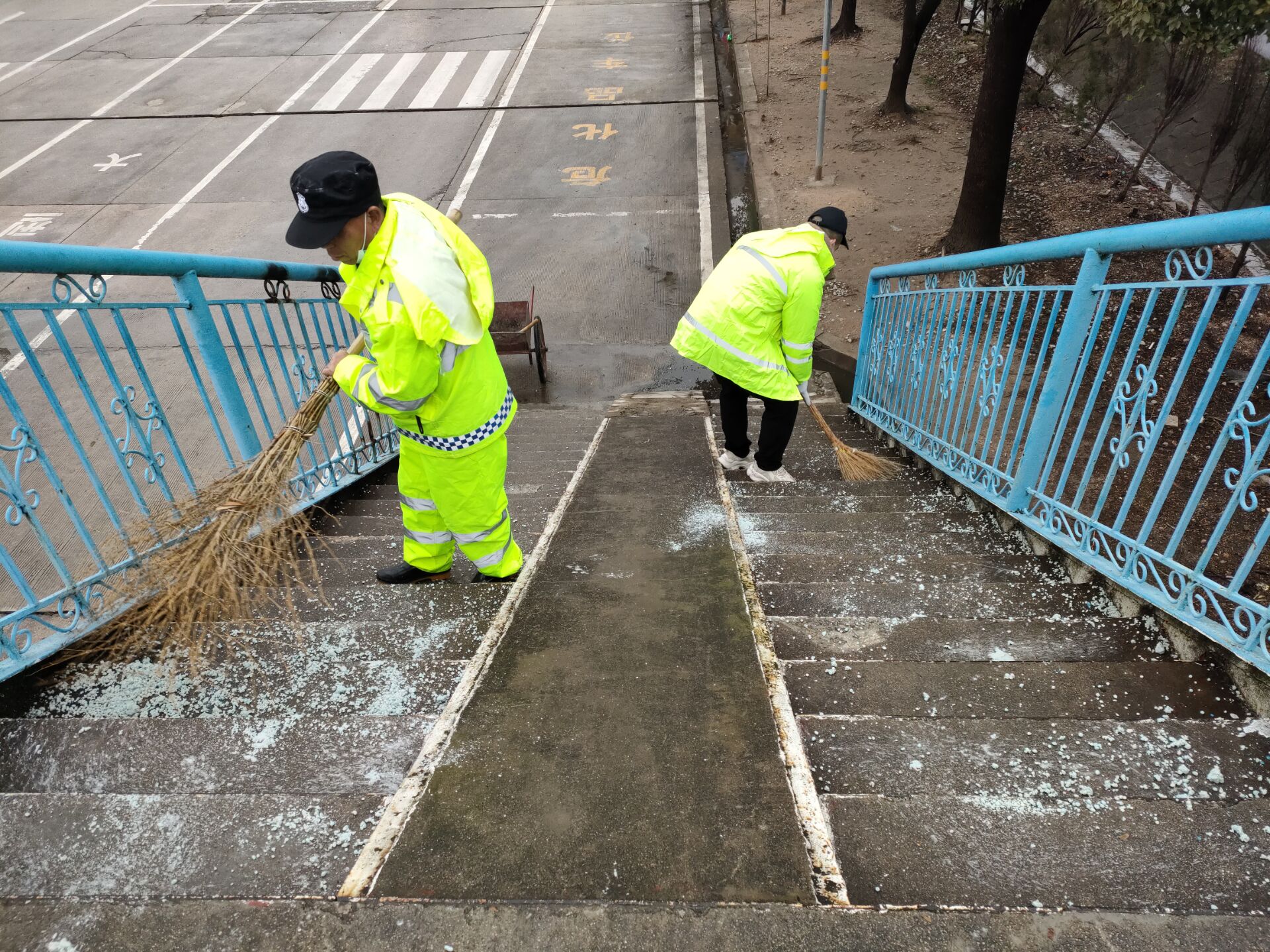 黄梅服务区对人行通道铺撒融雪剂，消除雨雪天气安全隐患.jpg