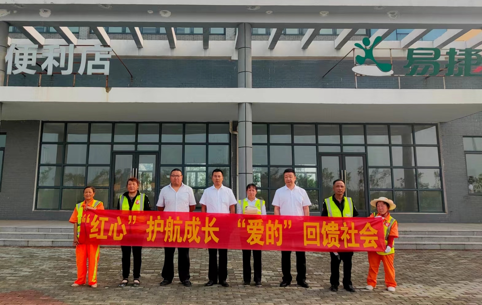 黄冈分公司工会小组向困难职工子女赠送书籍及学习用品.jpg